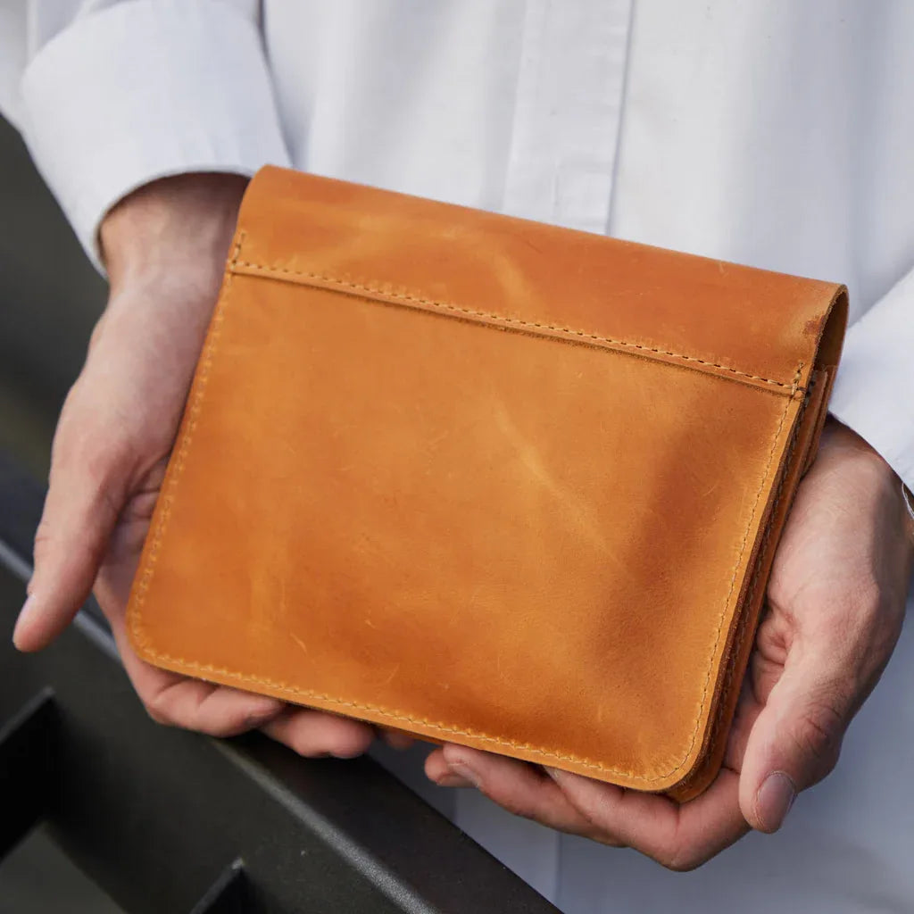 Keep Charger, Cable, and Mouse Organizer in vintage leather - INCARNE® Global