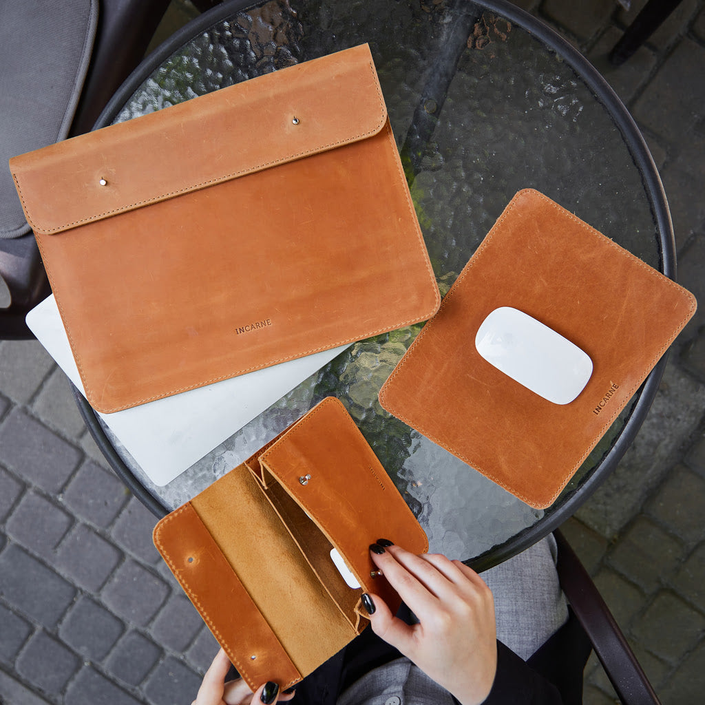 Set cadou: Neat husa de laptop + organizator pentru cabluri Keep + mousepad Word