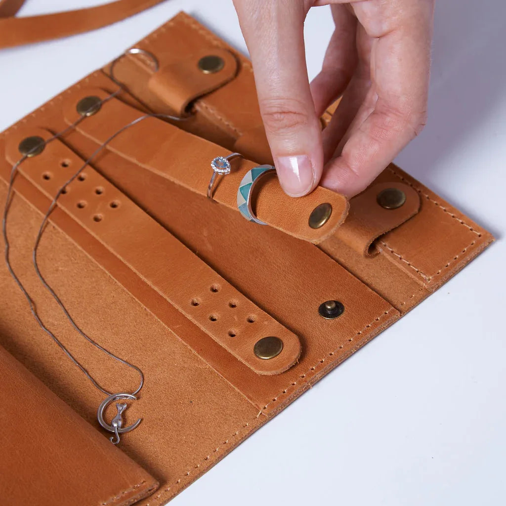 Beauty Weekend vintage leather jewelry organizer - INCARNE® Global