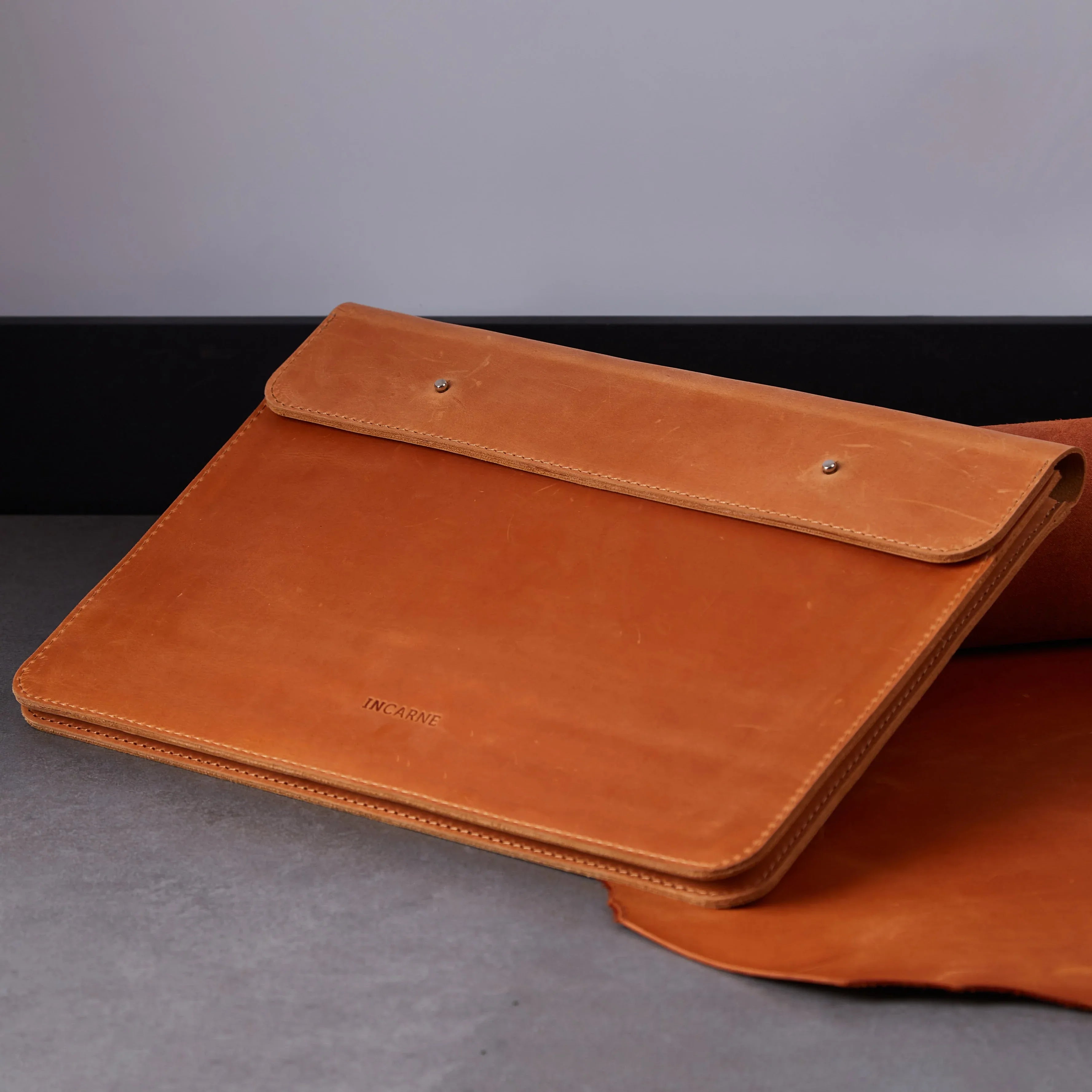 Neat Laptop Sleeve, Cognac (vintage) - INCARNE® Global