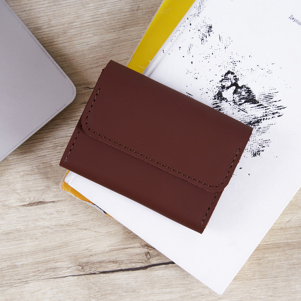 Lean Compact RFID-blocking wallet made of classic leather