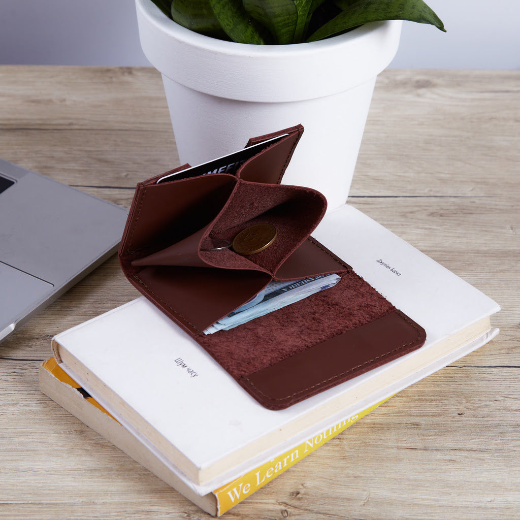 Lean Compact RFID-blocking wallet made of classic leather