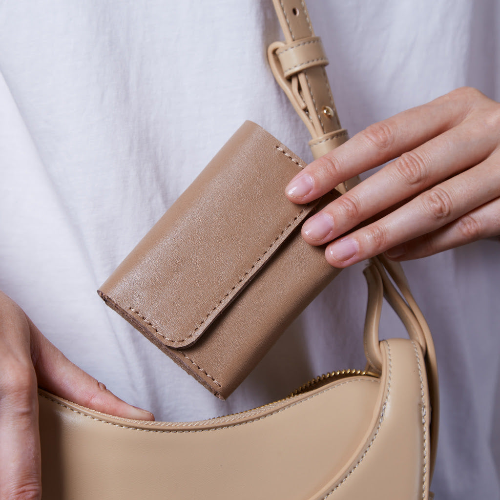 Lean Compact RFID-blocking wallet made of classic leather