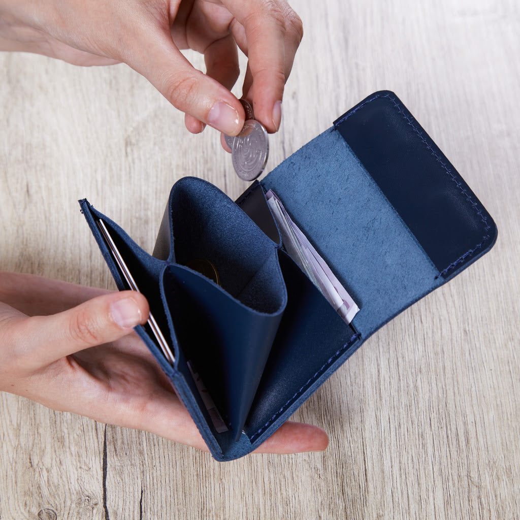 Lean Compact RFID-blocking wallet made of classic leather