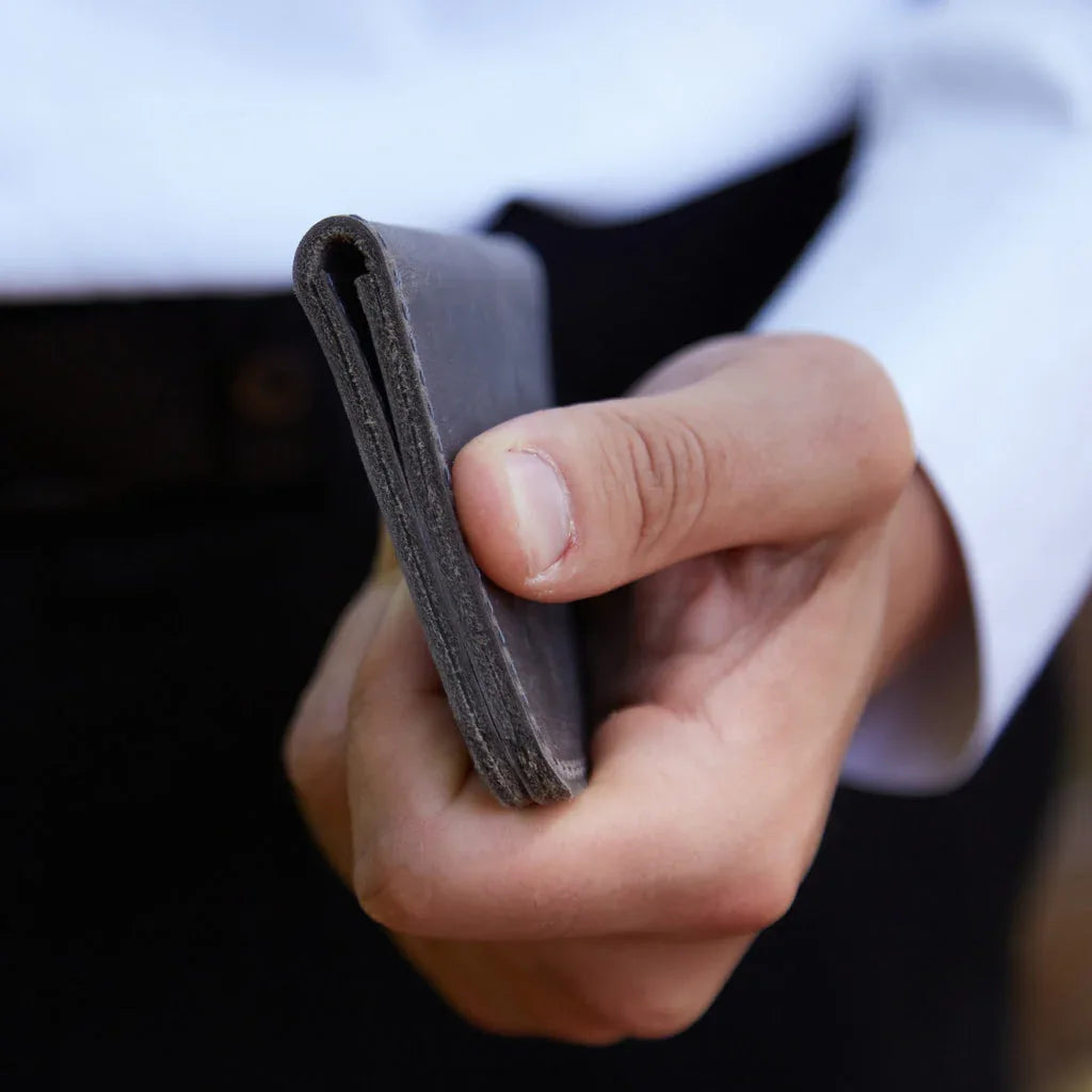 Leather holder for ID card and driver's license - INCARNE® Global