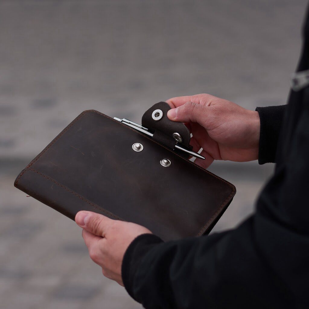 Organizator de portofoliu din piele pentru un caiet
