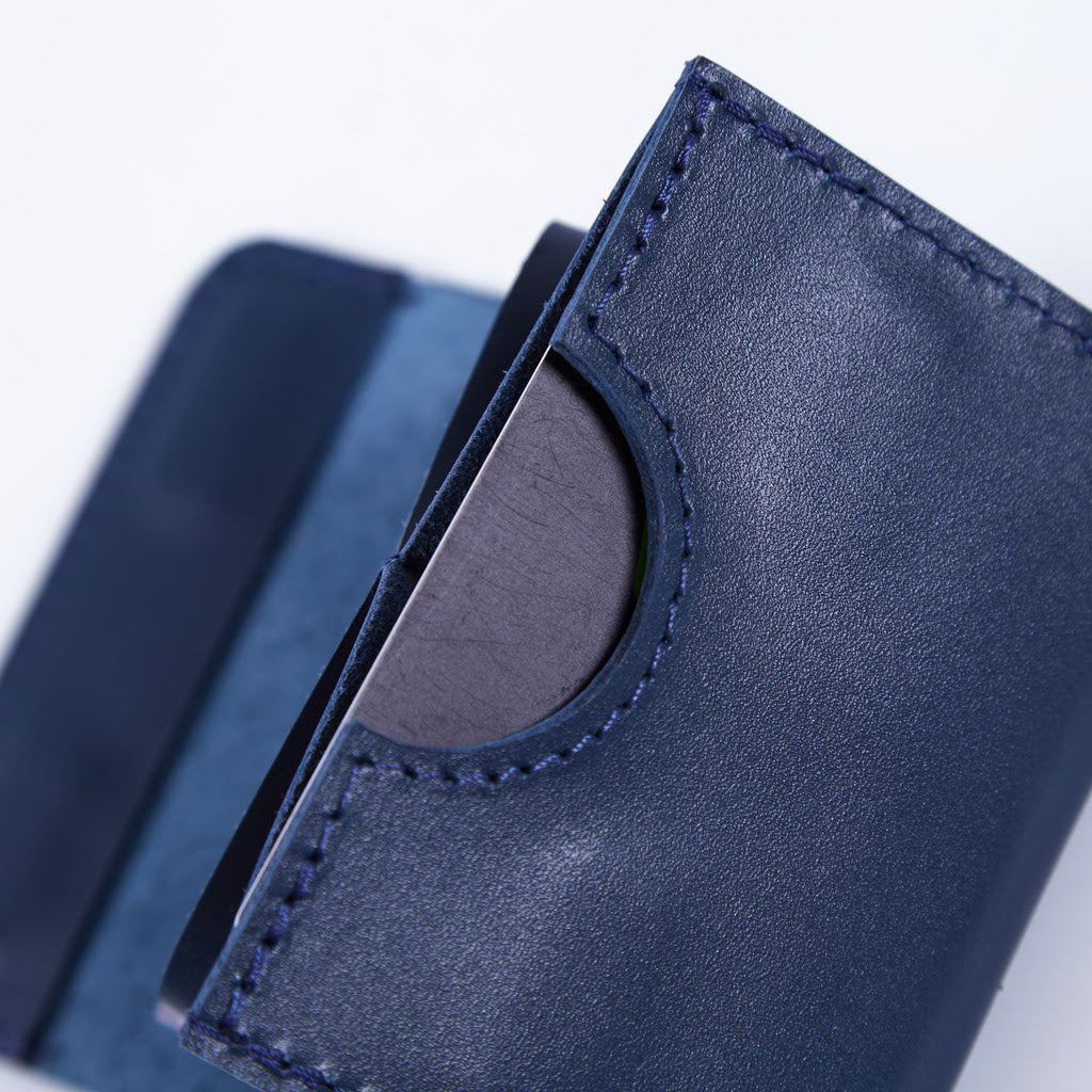 Lean Compact RFID-blocking wallet made of classic leather