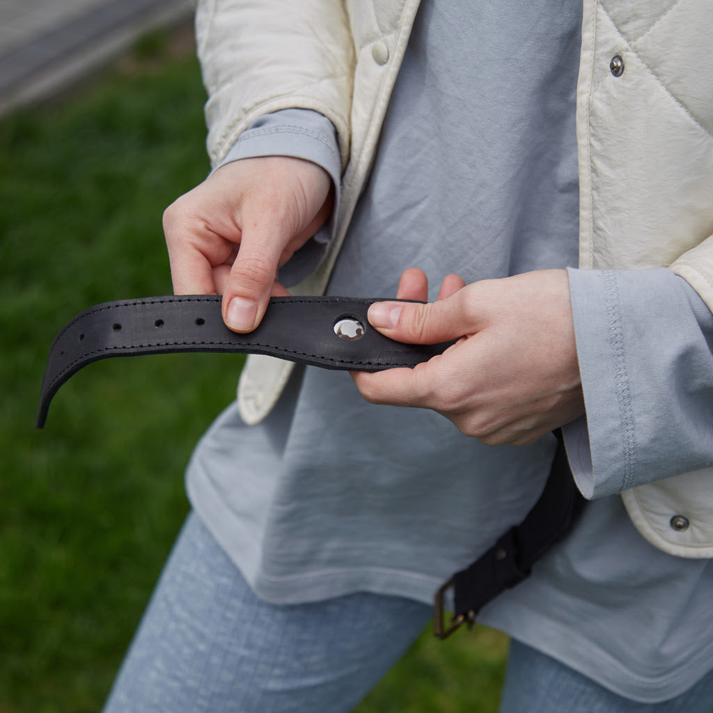 Guler din piele Air Collar pentru rase medii de câini cu suport AirTag