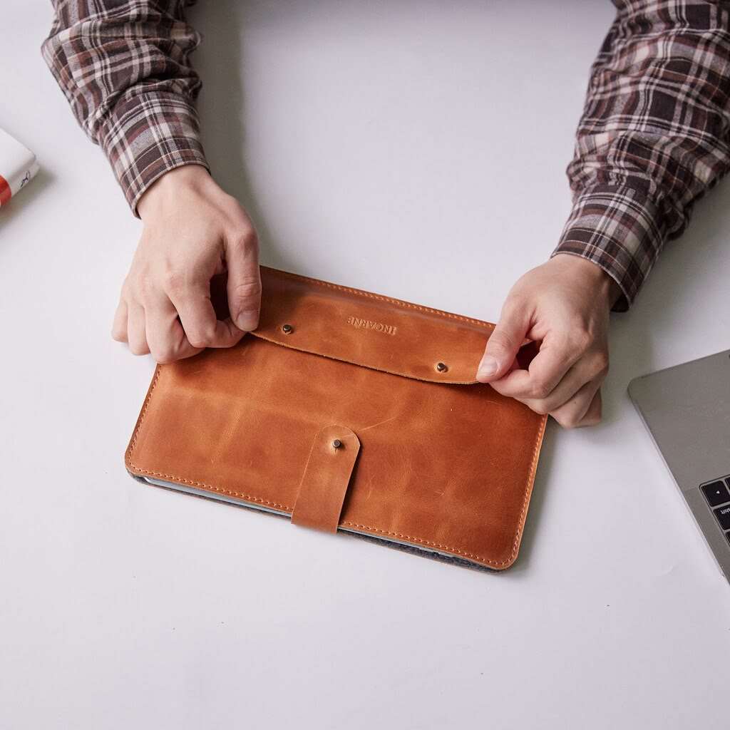 Leather Remarkable 2 Sleeve with Pencil Holder — Oakland